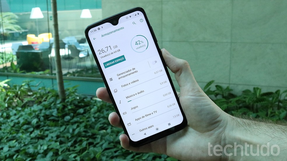 Moto G7: armazenamento de 64 GB, apesar de 12 GB se destinarem ao sistema Android — Foto: Thássius Veloso / TechTudo