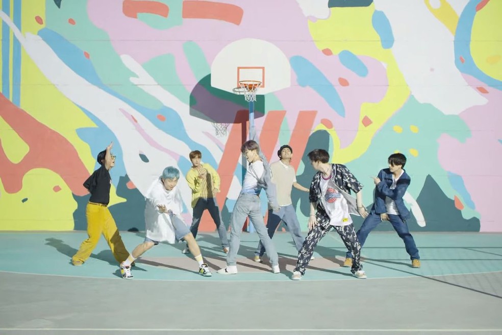 O fenômeno do k-pop BTS lançou mundialmente o clipe de "Dynamite" via Fortnite — Foto: Reprodução/Polygon