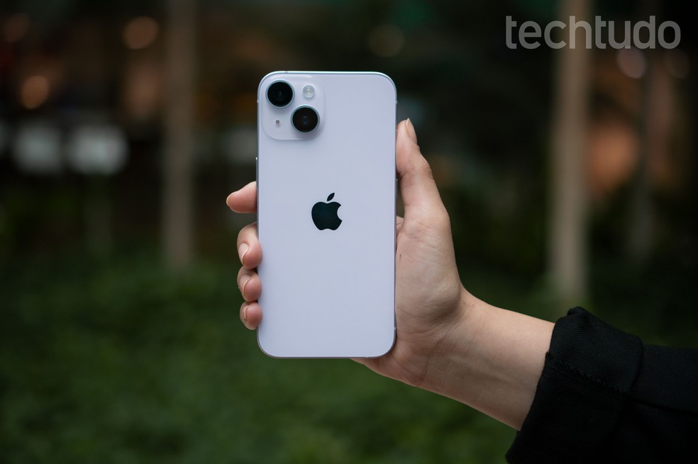 iPhone 14 tem ficha técnica similar ao iPhone 13 e é vendido por preços mais elevados — Foto: Laura Storino/TechTudo