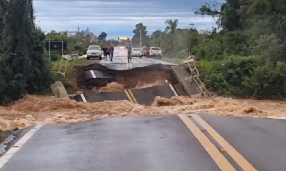 Queda de ponte que passa sobre o Arroio Grande na RSC-28  — Foto: Reprodução Rede Social video de Luciano Guerra