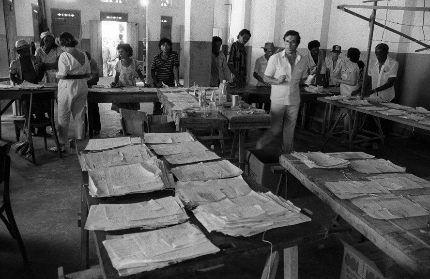 Eleições em1985: voto em cédula de papel e em turno único