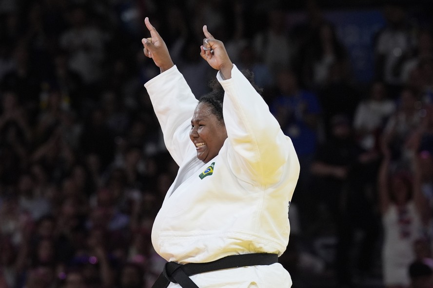 Beatriz Souza vence e conquista primeiro ouro do Brasil em Paris