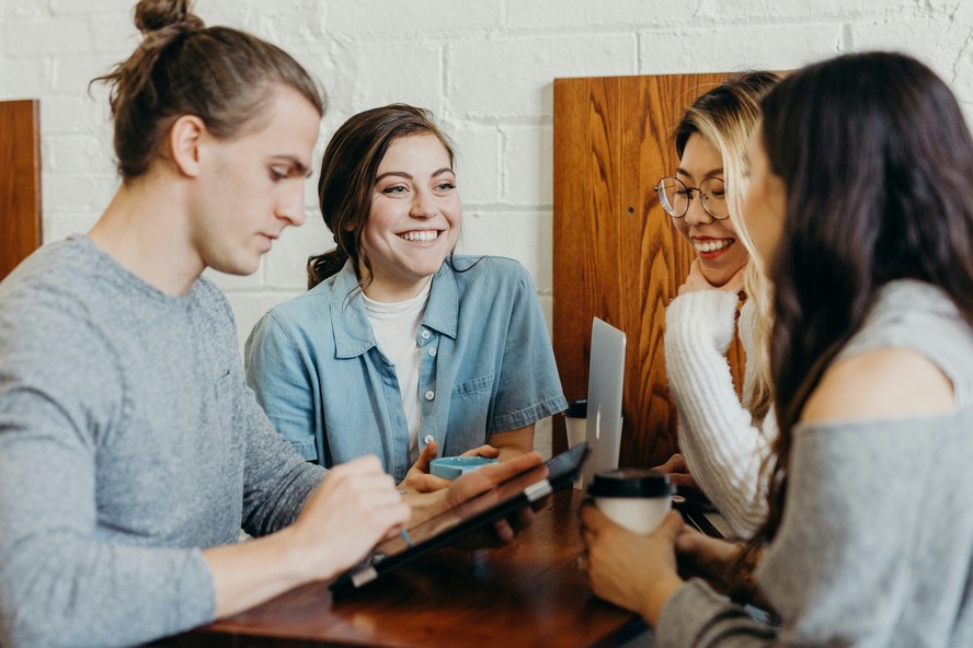 Grupo de jovens reunidos