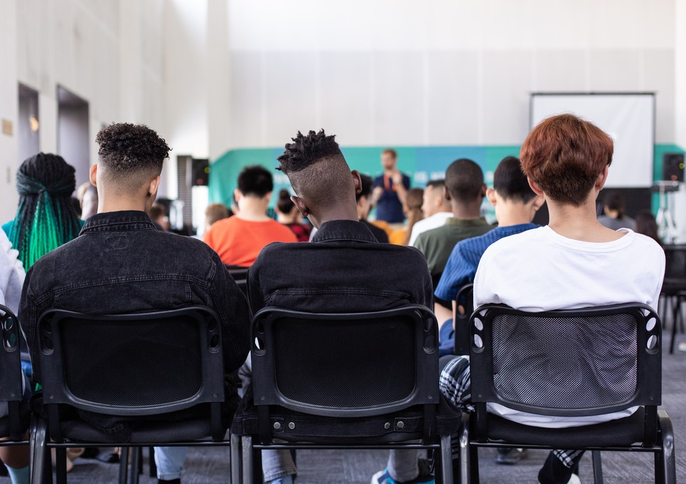 Estudantes do ensino médio em sala de aula — Foto: Sam Balye/Unsplash