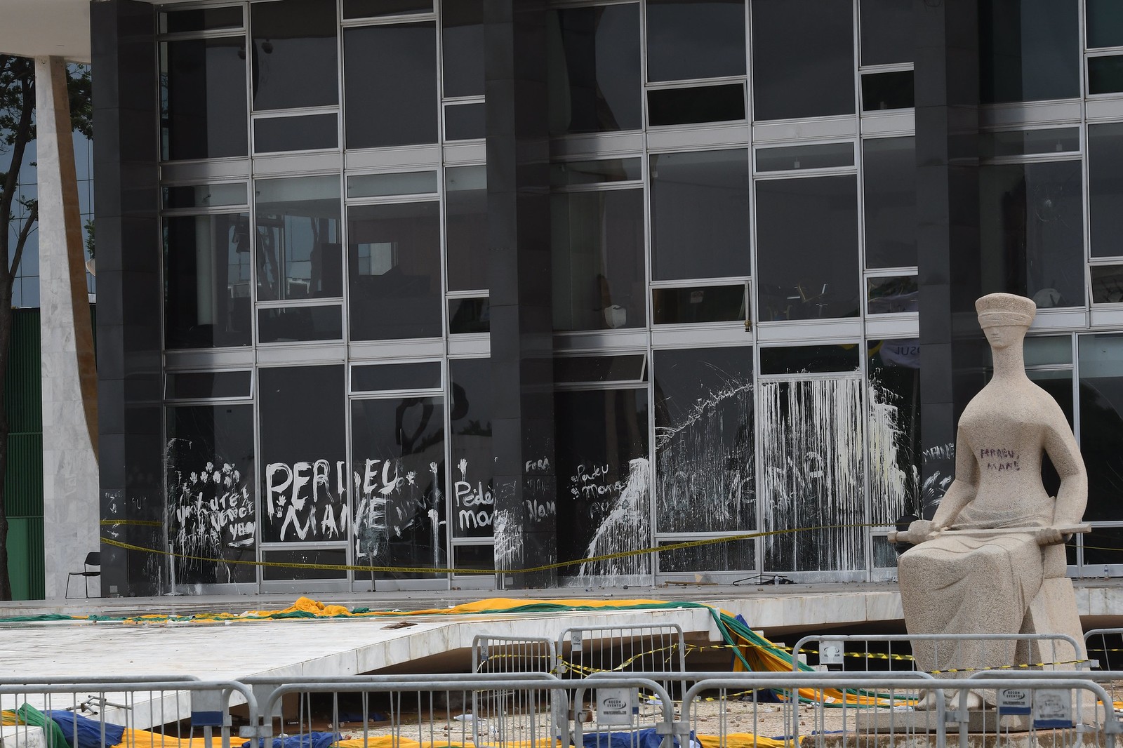 Fachada do STF e estátua da Justiça foram vandalizadas durante atos do 8 de janeiro — Foto: Carlos Moura/SCO/STF