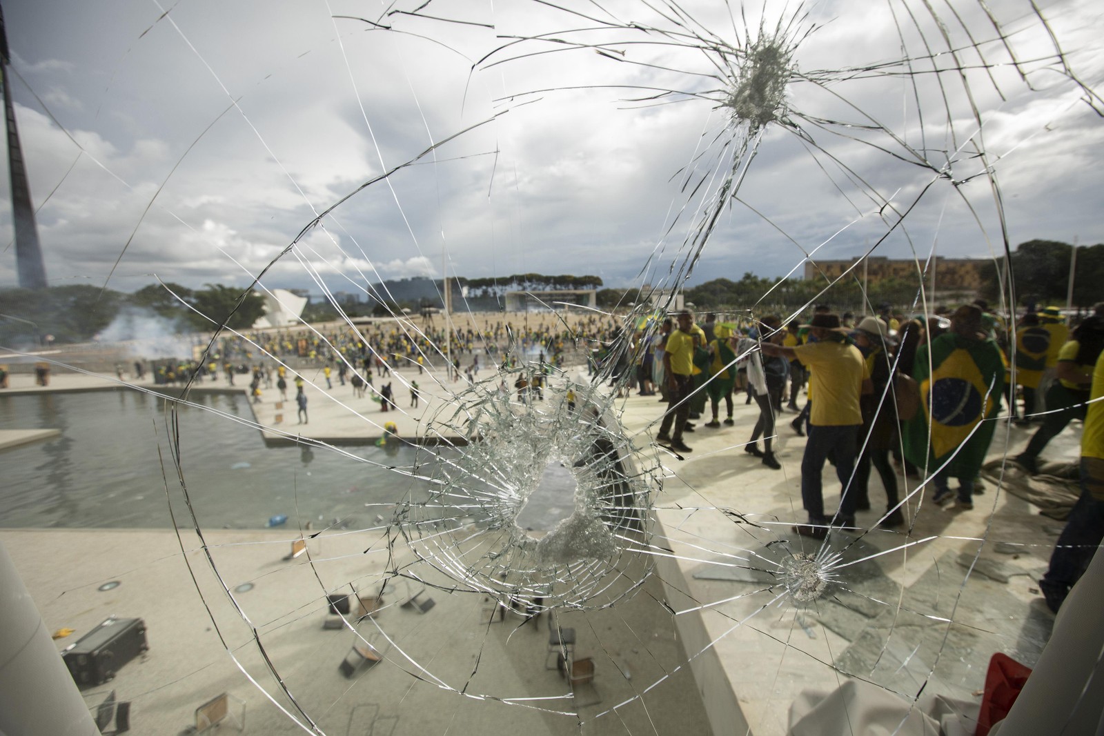 Golpistas invadem e destroem edifícios dos três Poderes em 8 de janeiro — Foto: Joedson Alves/Agencia Brasil