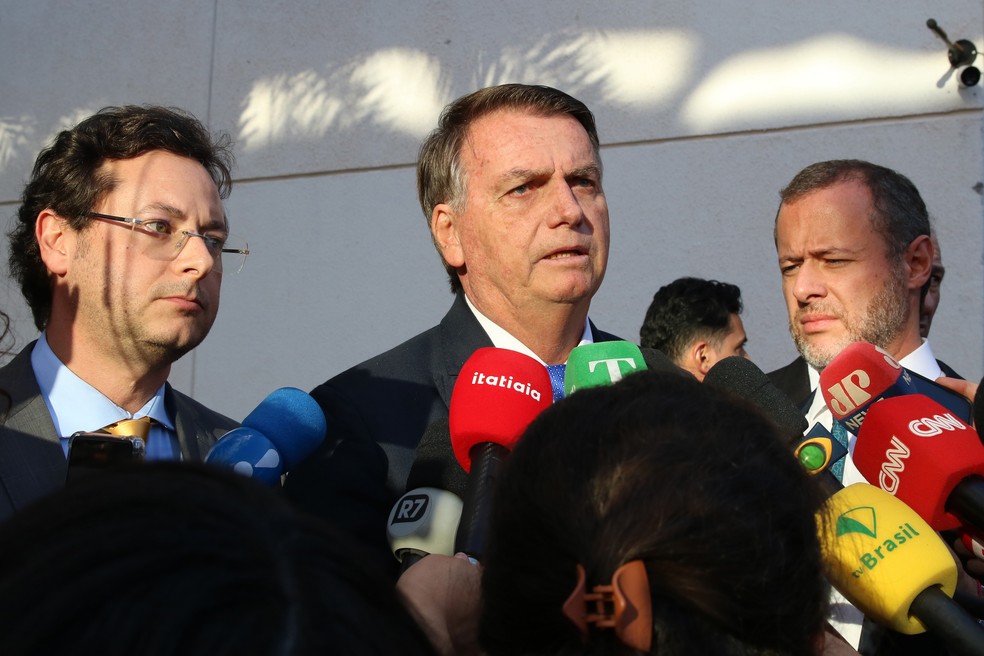 Entre seus advogados, Jair Bolsonaro concede entrevista, em  Brasília — Foto: Valter Campanato/Agência Brasil