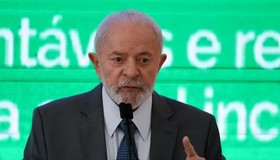 Lula assina contrato para conclusão da Ferrovia Transnordestina: 'imaginei que fosse inaugurada em 2012', disse em cerimônia no Ceará