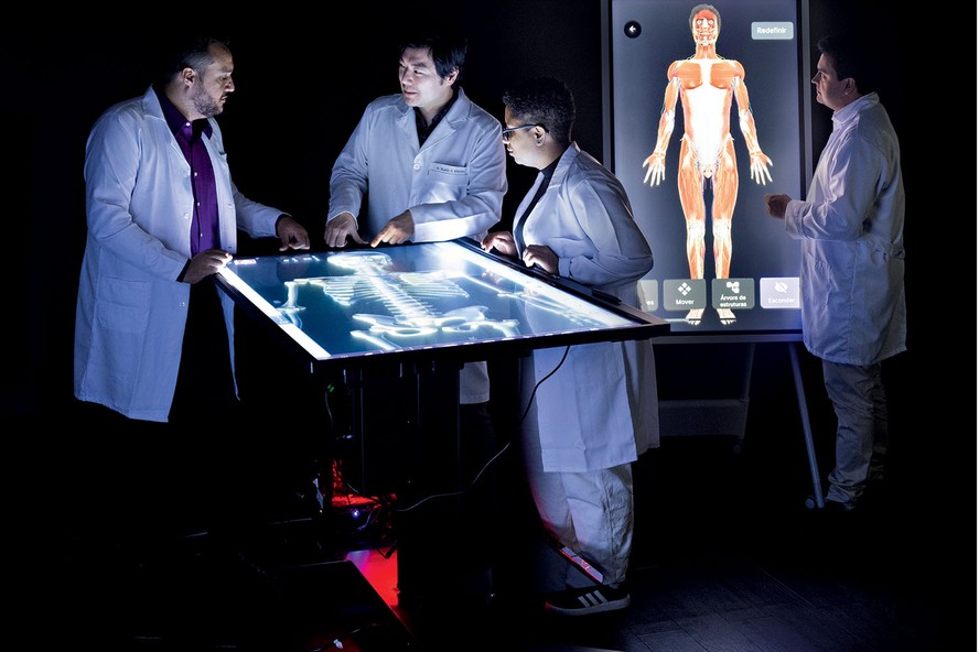 Aula de anatomia com simulação de cadáver virtual: foco em soluções digitais