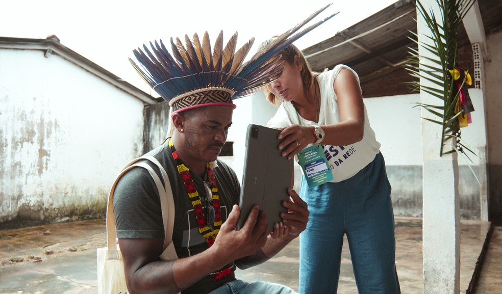 Cacique Gilliard Juruna, da aldeia Miratu, na Terra Indígena Paquiçamba, testa sinais vitais no tablet — Foto: João Albuquerque/Dzawi Filmes