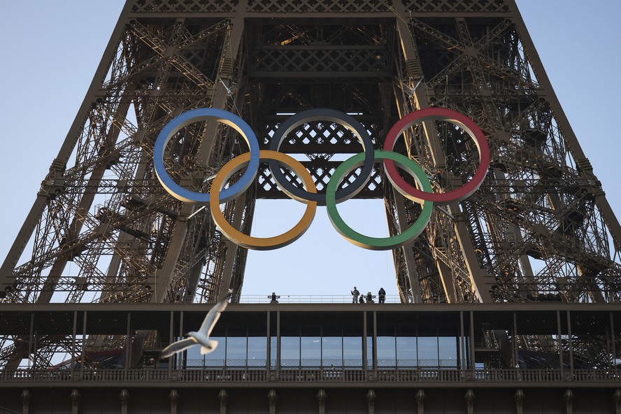 Paris instala anéis olímpicos na Torre Eiffel