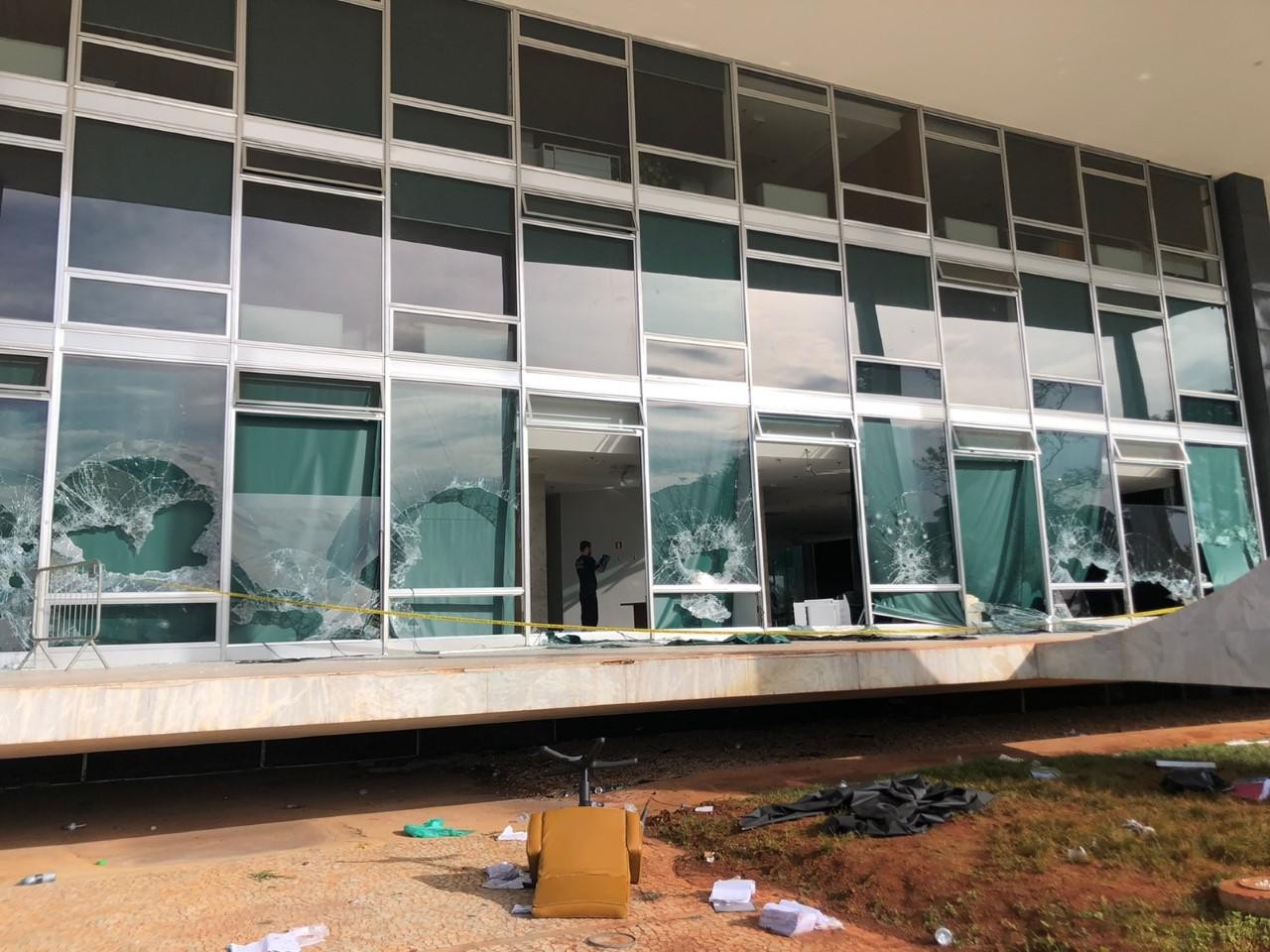 Vidraças do prédio do STF quebradas após as invasões – Foto: Isadora Peron/Valor