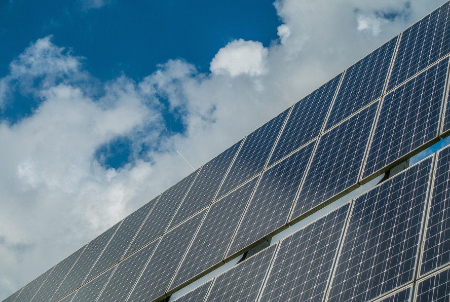 Usinas fotovoltaicas vão gerar mais da metade da energia consumida pelas lojas