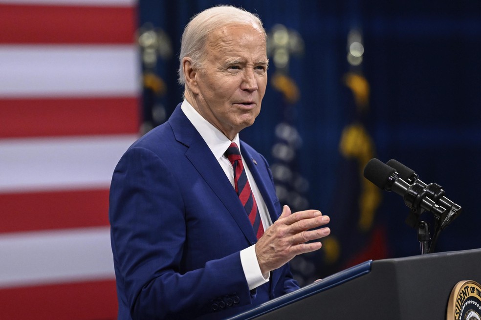 A desistência do presidente dos Estados Unidos Joe Biden de concorrer à reeleição deixou uma lição importante para o mundo: é preciso saber a hora de parar., diz colunista — Foto: Matt Kelley/AP