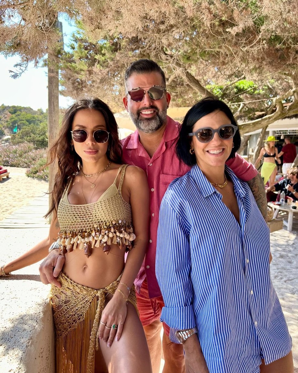 Anitta com Rebeca León e Louis Diaz em Ibiza — Foto: Reprodução/X