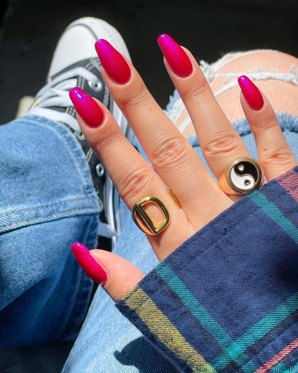 Tendência de cor de unha para 2022 - Fúcsia (Foto: Instagram/ @disseynails) — Foto: Vogue