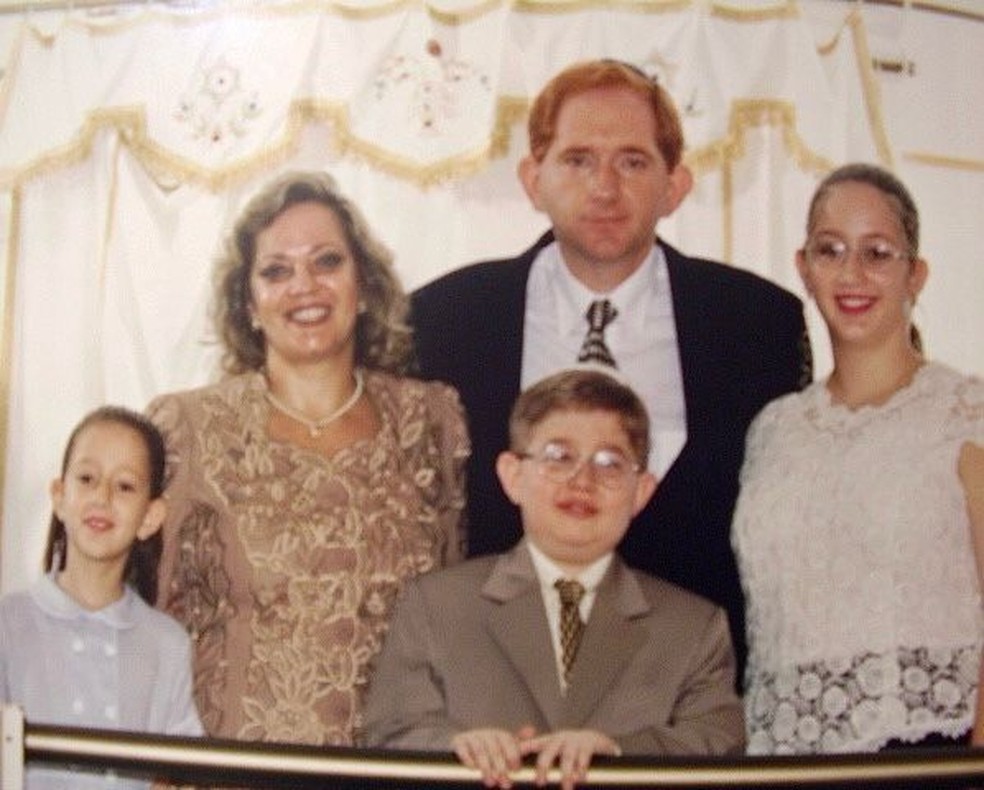 Ana Lúcia com a família em foto no início dos anos 90 — Foto: Arquivo Pessoal