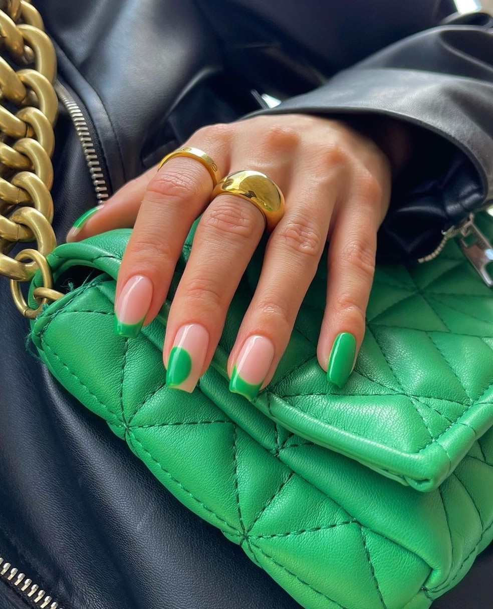 Tendência de unha para 2022 - Verde Bottega (Foto: Instagram/ @gelsbybry) — Foto: Vogue