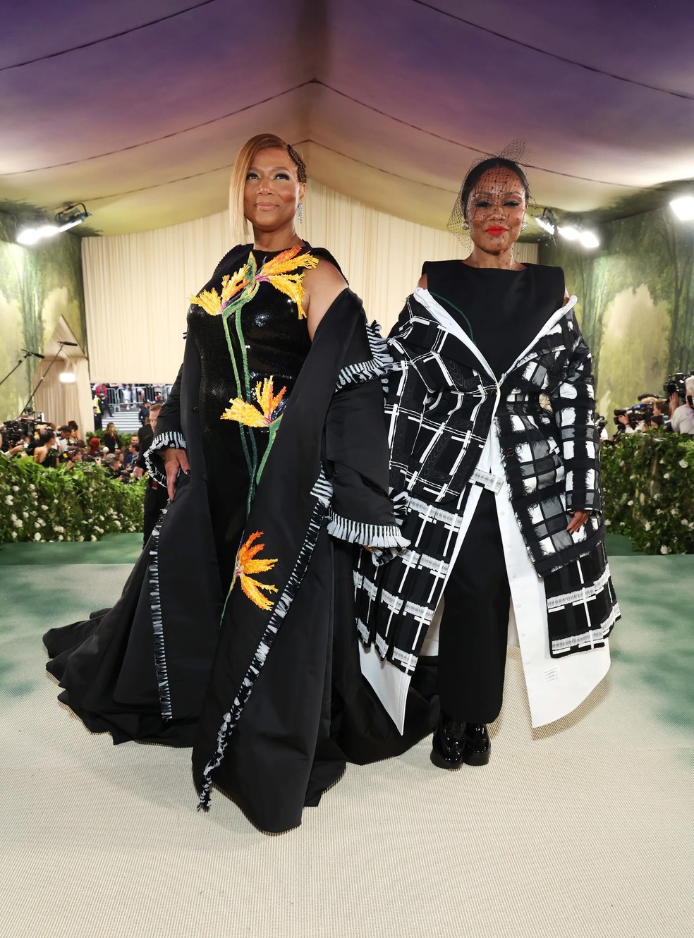 Queen Latifah e Eboni Nichols de Thom Browne — Foto: Getty Images