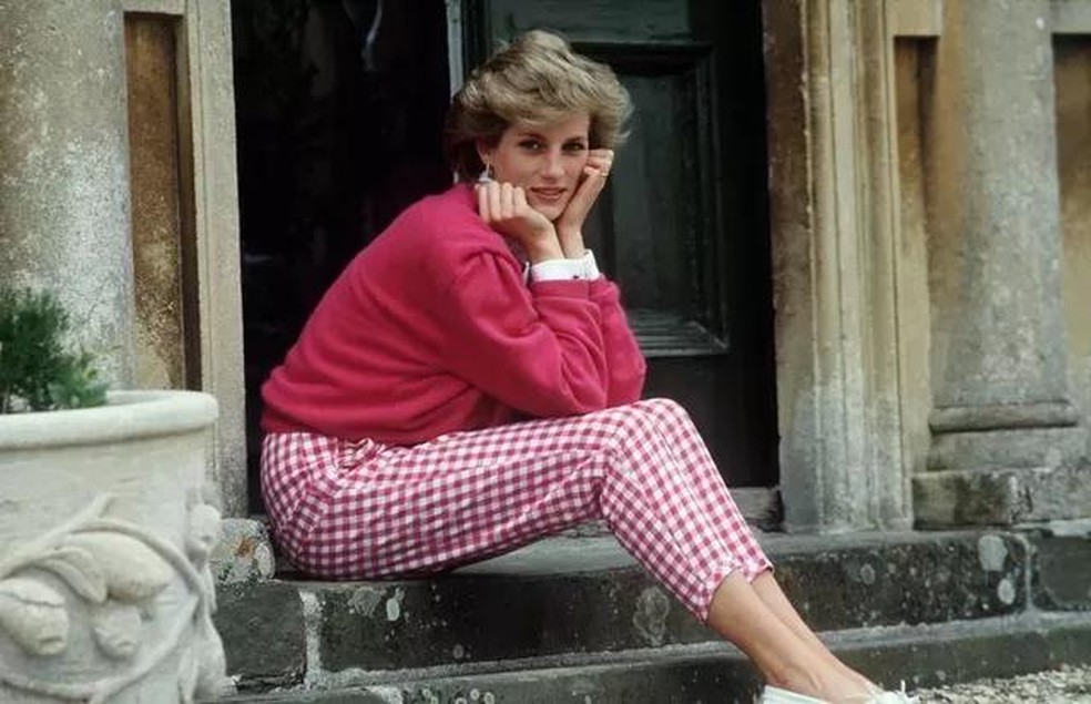 Diana, Princesa de Gales (1961-1997), sentada em frente à sua casa, a Highgrove House, em Doughton, Gloucestershire, em 18 de julho de 1986. (Foto: Tim Graham/ Photo Library via Getty Images) — Foto: Diana, Princesa de Gales (1961-1997), sentada em frente à sua casa, a Highgrove House, em Doughton, Gloucestershire, em 18 de julho de 1986.  (Foto: (Tim Graham/ Photo Library via Getty Images))