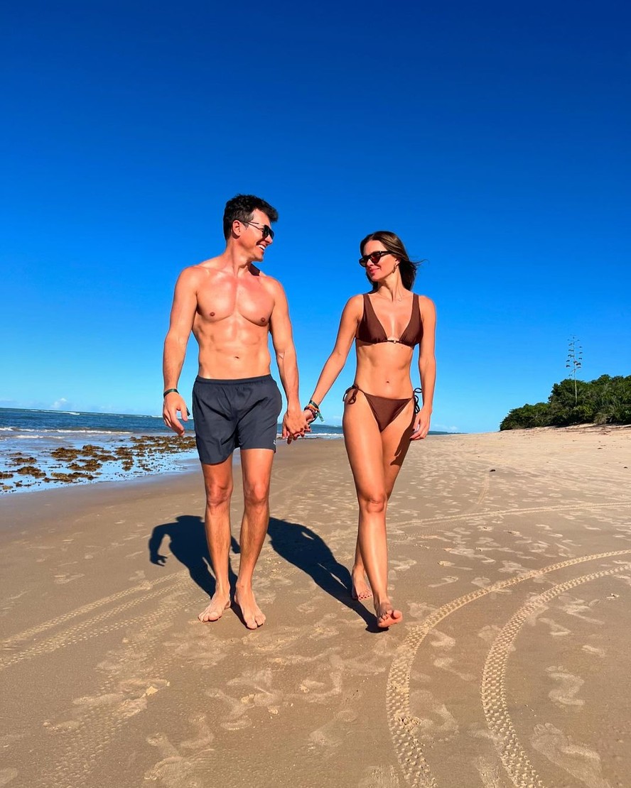 Vera Viel curte dia de sol com Rodrigo Faro na Bahia