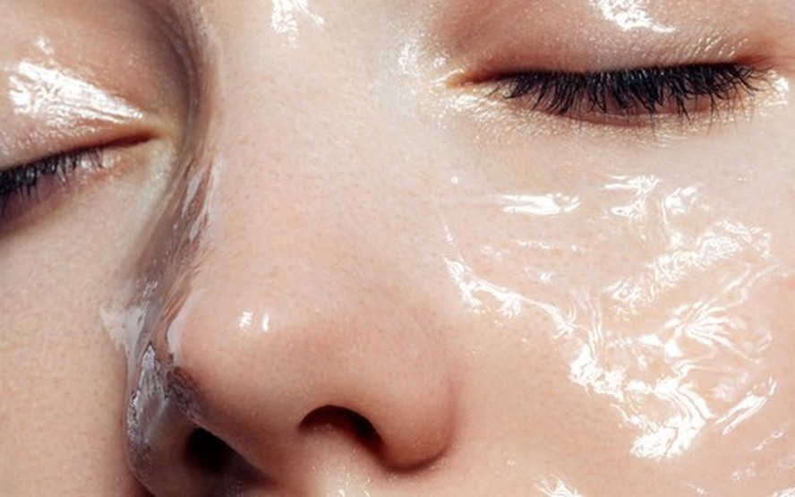 Entenda por que o óleo facial é um aliado das peles maduras