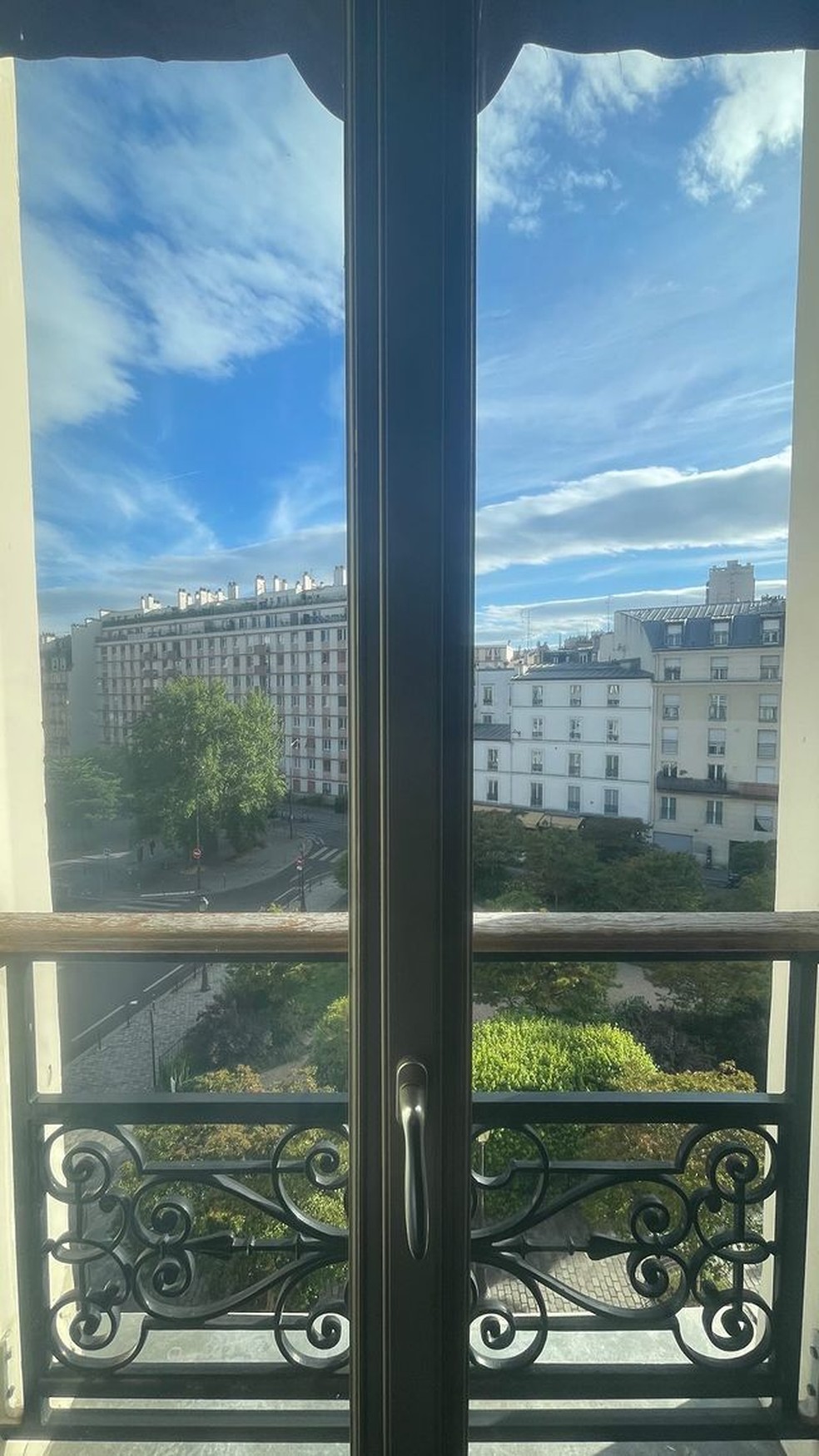 Priscila Fantin encanta a web com fotos em Paris ao lado de Bruno Lopes — Foto: reprodução/instagram