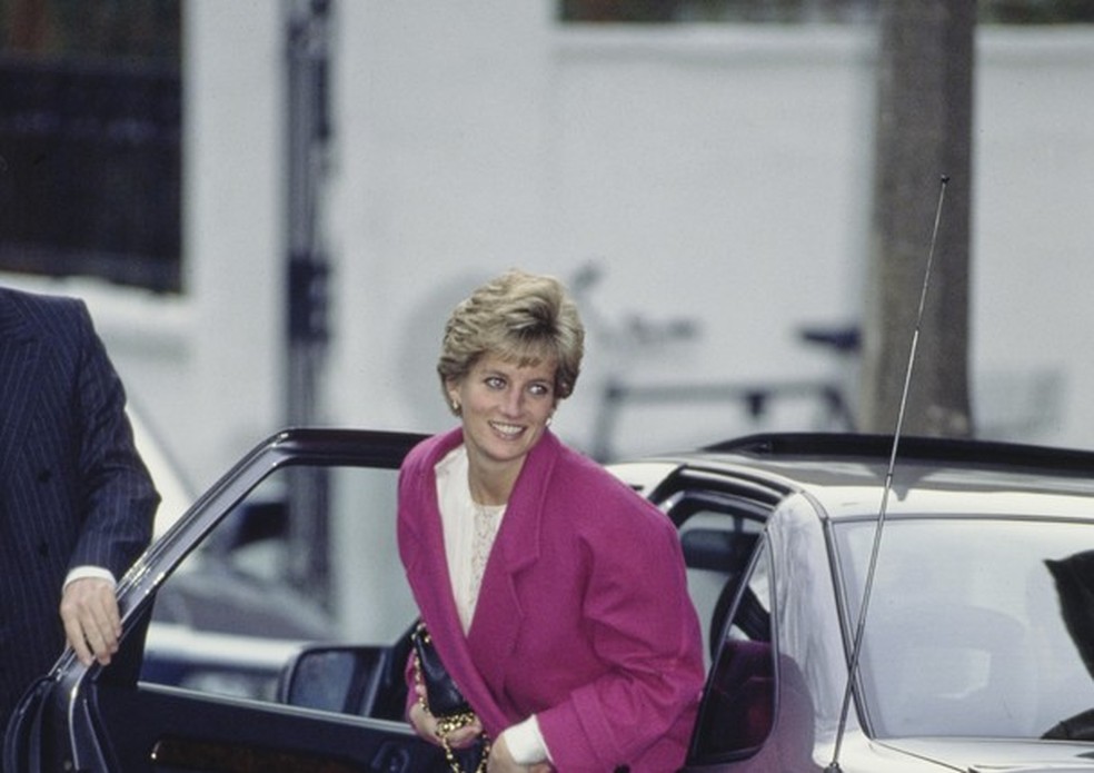 Princesa Diana chega na Escola Wetherby em Londres para o concerto de Natal de Príncipe Harry, em dezembro de 1990 (Foto: Getty Images) — Foto: Vogue