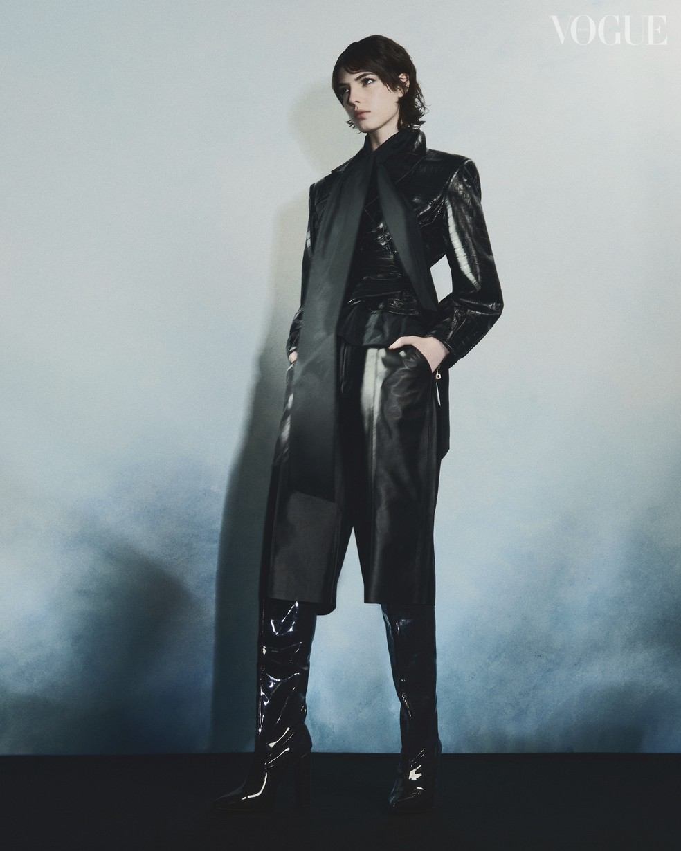 Carla rey usa jaqueta NV (R$ 6.998), camisa Max Mara (R$ 5.700), bermuda LMG na CJMares (R$ 4.440) e botas Fernando PIres (R$ 1.600). — Foto: Vogue Brasil/ Hugo Toni