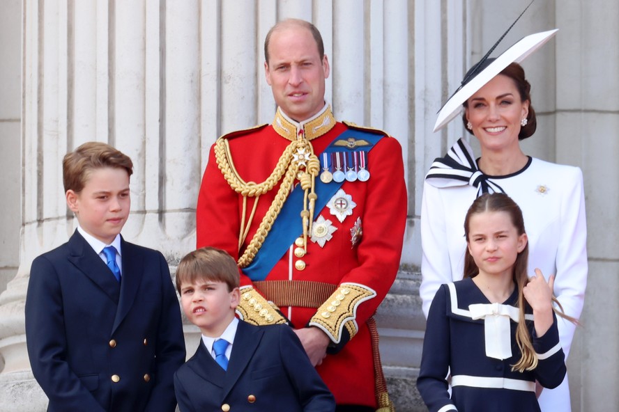 Filhos de Kate Middleton e príncipe William viralizam ao terem mesmas reações durante o Trooping the Colour