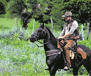 Sérgio Guizé com o cavalo Maroto, em que aparecerá em 'Mar do Sertão' | Divulgação