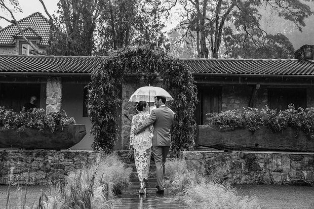 Chuva não desanimou Carol Celico e Eduardo Scarpa em dia de festa de casamento (Foto: Just 360° )