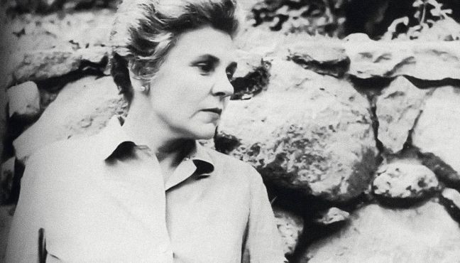 Elizabeth Bishop, fotografada aos 43 anos na fazenda Samambaia.