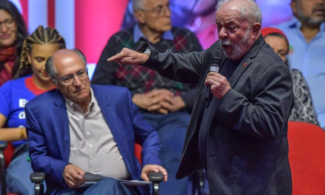 Lula (PT) discursa ao lado de Geraldo Alckmin (PSB), seu futuro companheiro de chapa, em encontro com movimentos sociais