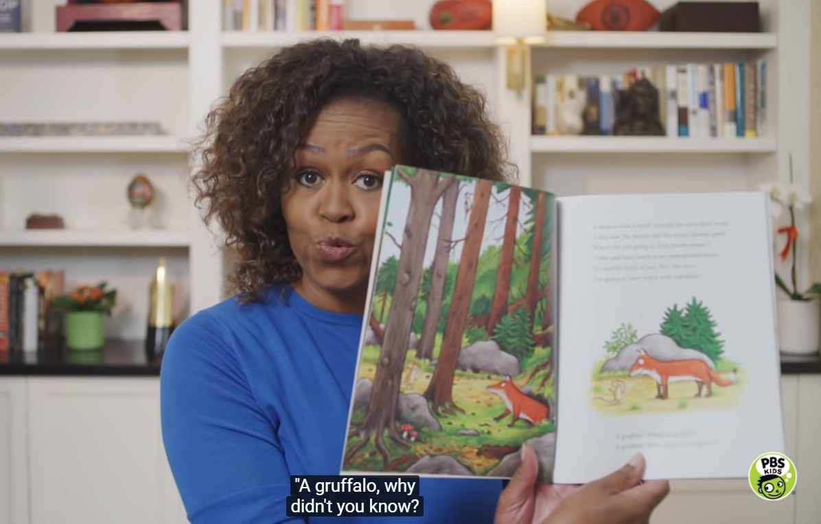 Michelle Obama lê livros para crianças em live (Foto: Reprodução Youtube)