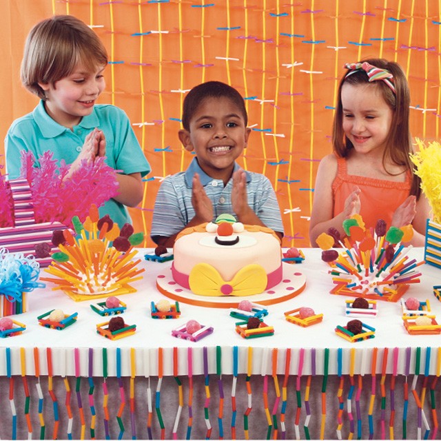 Em 2005, muitos Canudinhos coloridos e mesa decorada com brigadeiros e docinhos (Foto: FERNANDO MARTINHO )