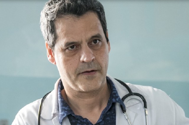 Bruno Garcia interpreta Décio em 'Sob pressão' (Foto: TV Globo)