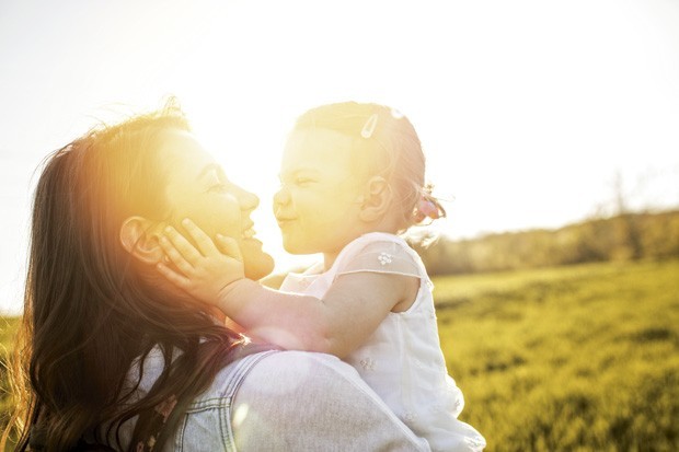 Mãe e filha abraçadas (Foto:  (Foto: Aleksandar Nakic/Getty Images))