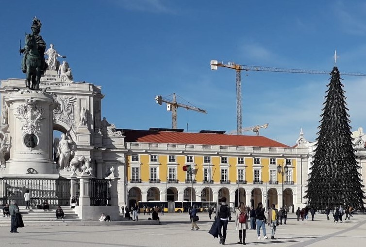 Pessoas caminham na Praça do Comércio, em Lisboa