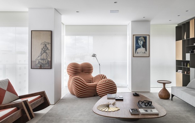 Apartamento de 300 m² tem móveis assinados e obras de arte  (Foto: FOTOS EVELYN MULLER )