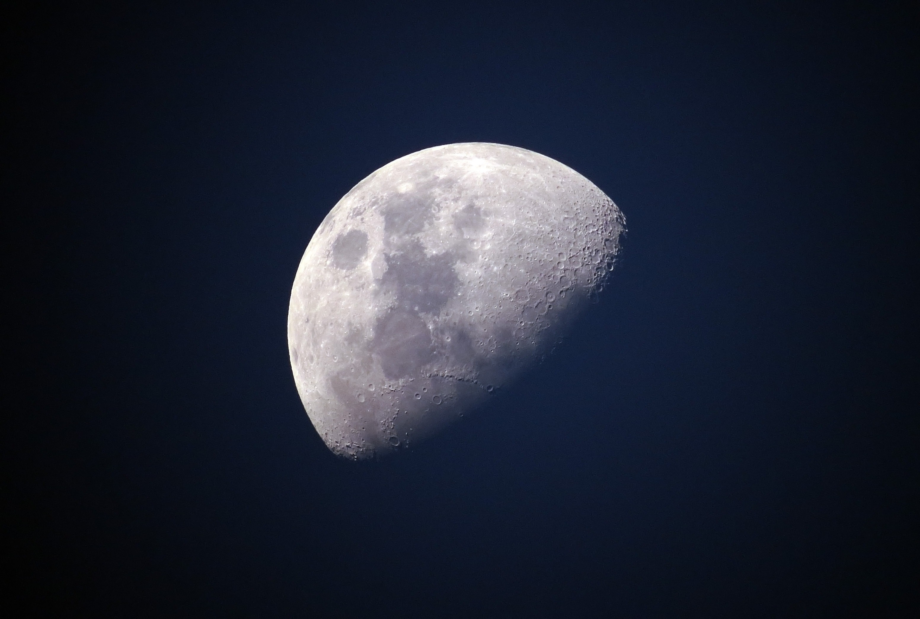 A formação de rochas antigas na Lua pode estar ligada a impactos de meteoritos (Foto: Creative commons)