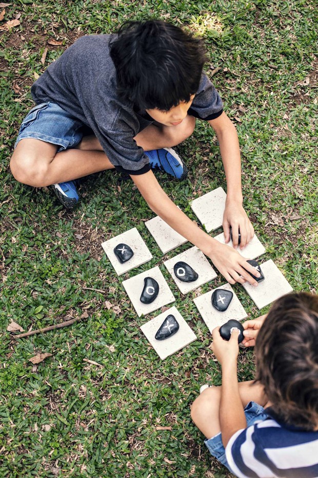 Festa na praça não combina com eletrônicos, mas com brincadeiras improvisadas, como o jogo da velha com pedras e ladrilhos Palimanan. (Foto: Casa e Comida)