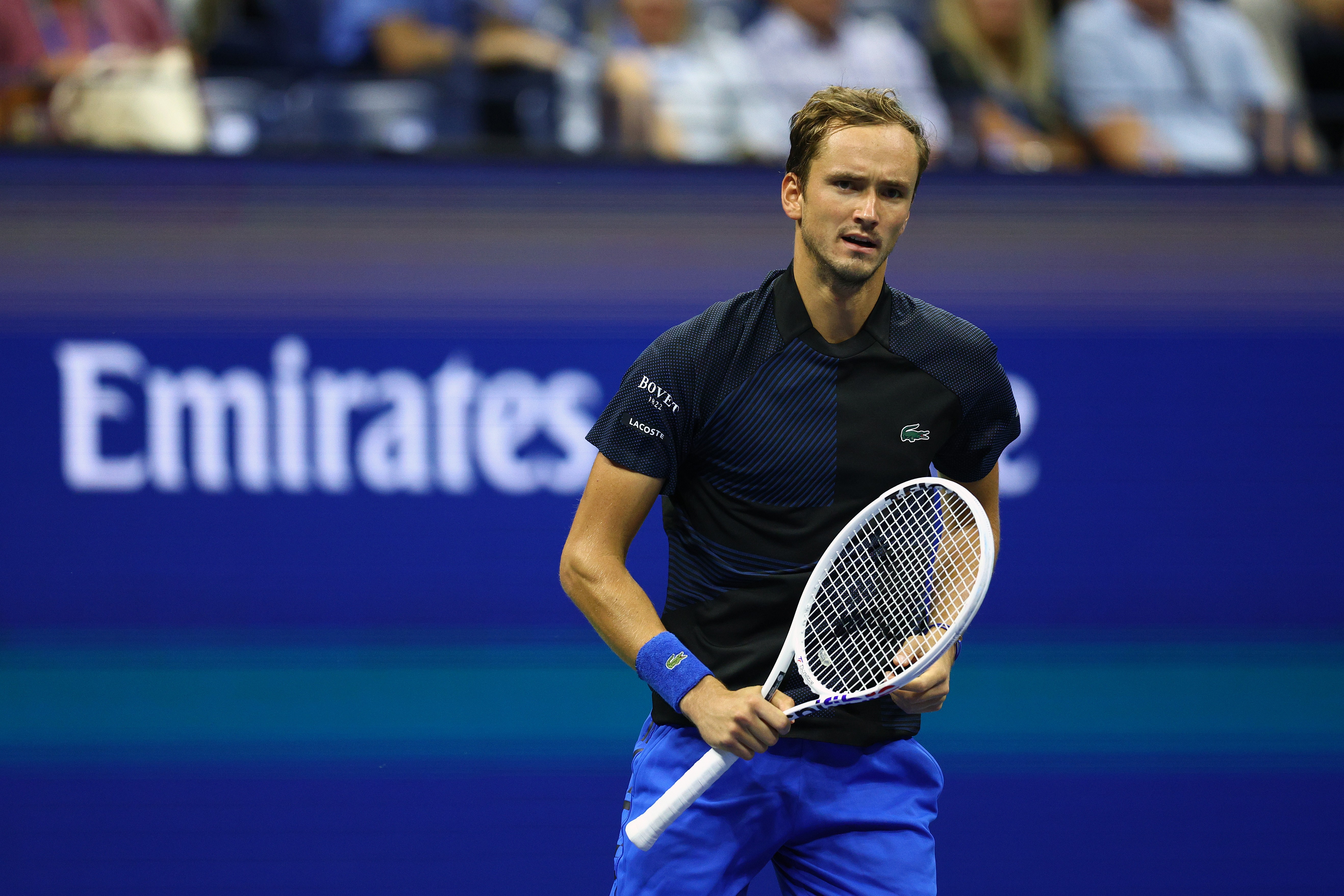 Daniil Medvedev usa look Lacoste no US Open 2022 (Foto:  Elsa/Getty Images)