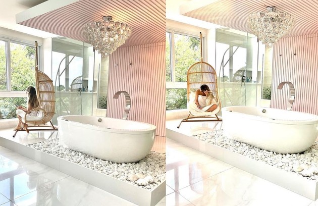 Banheiro envidraçado com balanço e banheira. Na foto, Maíra Cardi (Foto: Reprodução)