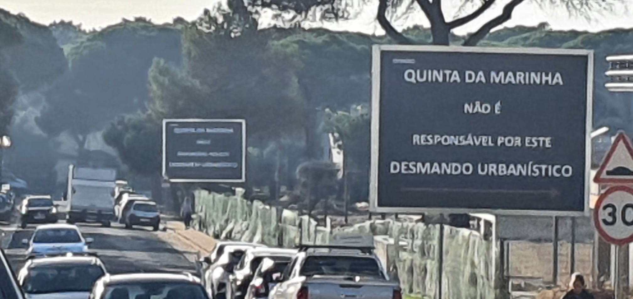 Cartazes à beira da estrada em Cascais: guerra imobiliária