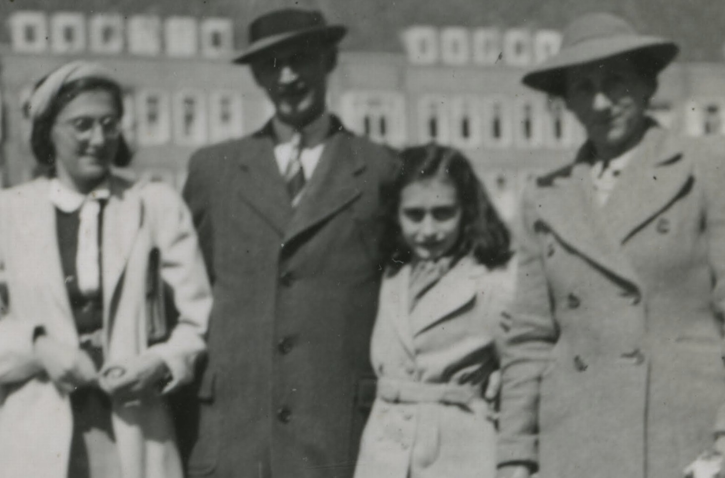 Única fotografia de Anne Frank com seus pais e sua irmã. (Foto: Reprodução)