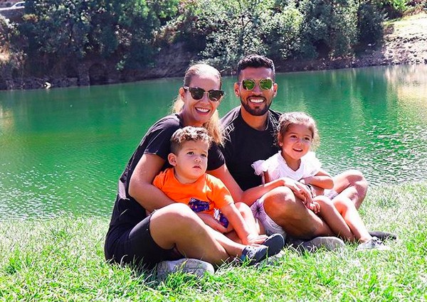 O jogador de futebol Ezequiel Garay e a modelo Tamara Gorro com os filhos (Foto: Instagram)