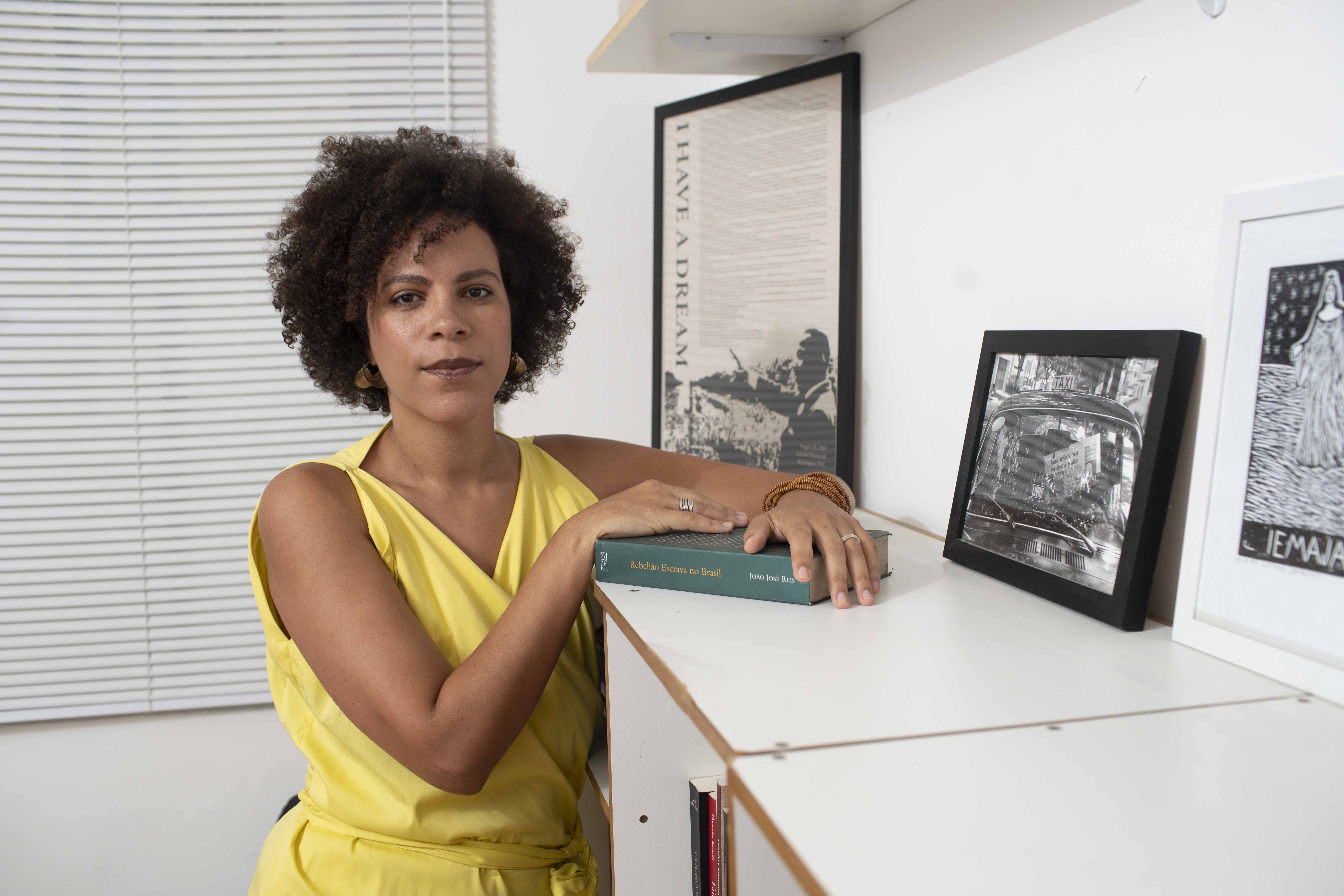 A historiadora Ynaê Lopes dos Santos lança obra sobre racismo (Foto: Divulgação)