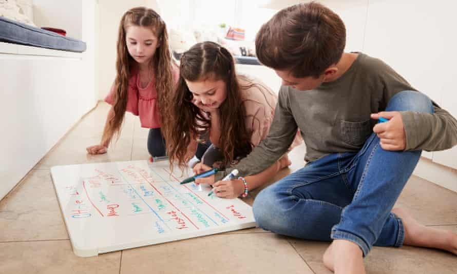 Crie uma rotina de atividades para as crianças fazerem em casa (Foto: reprodução: monkeybusinessimages/Getty Images/iStockphoto)