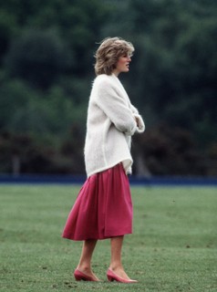 Diana grávida do príncipe Harry usa vestido estilo marinheiro e cardigã branco em 1984, em Windsor   